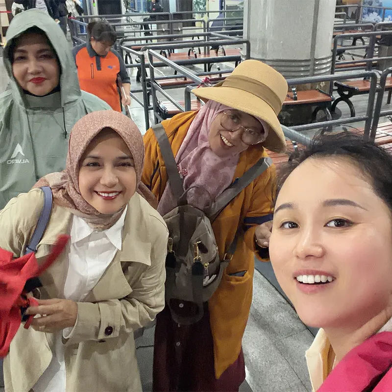 Amina binti Ahmad dan rombongan di Chengdu