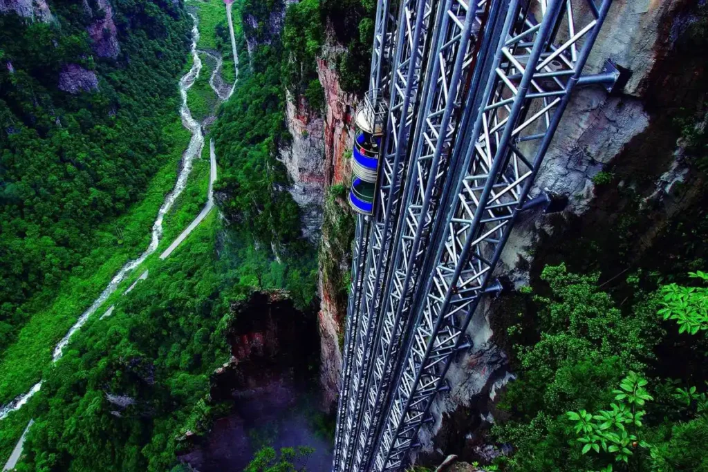 avatar mountain zhangjiajie dengan Bailong Elevator di tebing batu pasir Zhangjiajie National Forest Park