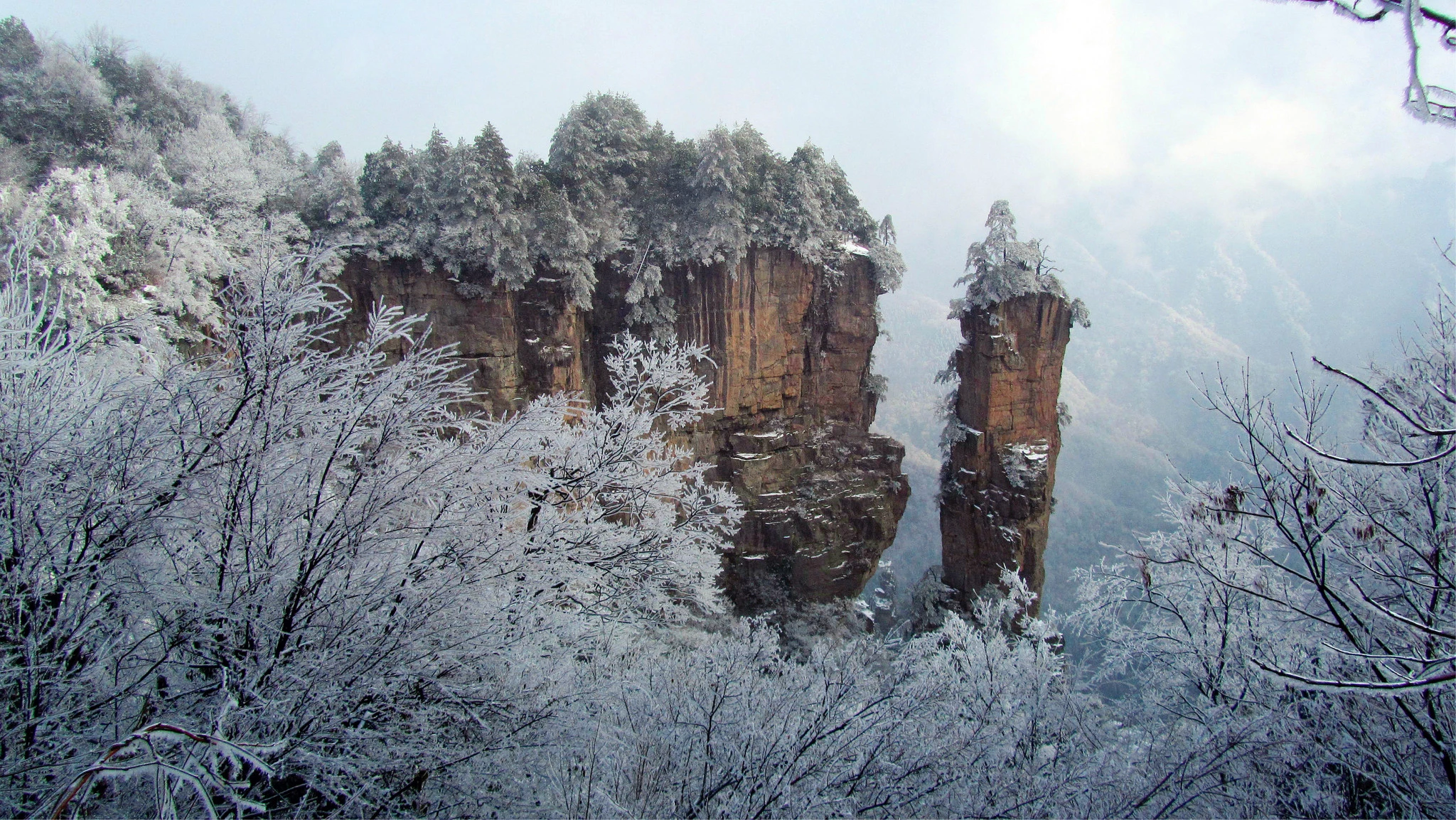 Waktu terbaik ke Zhangjiajie pada musim dingin dengan puncak batu pasir berselimut salju di Taman Hutan Nasional Zhangjiajie