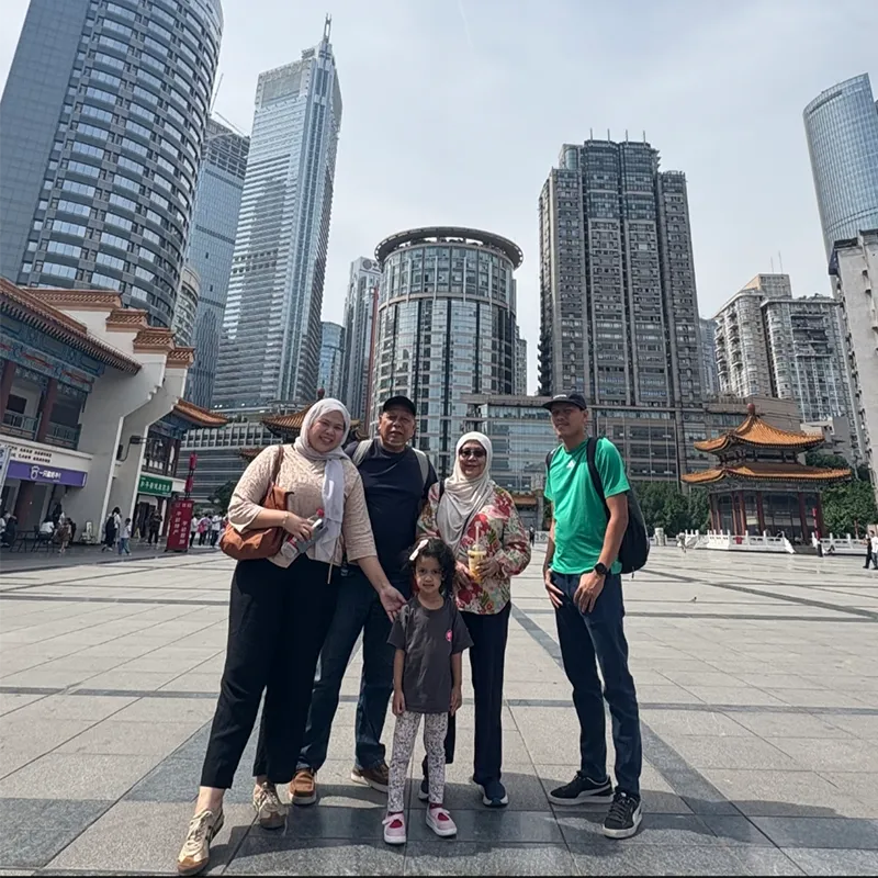 Dewi & Budi bersama keluarga di Changsha