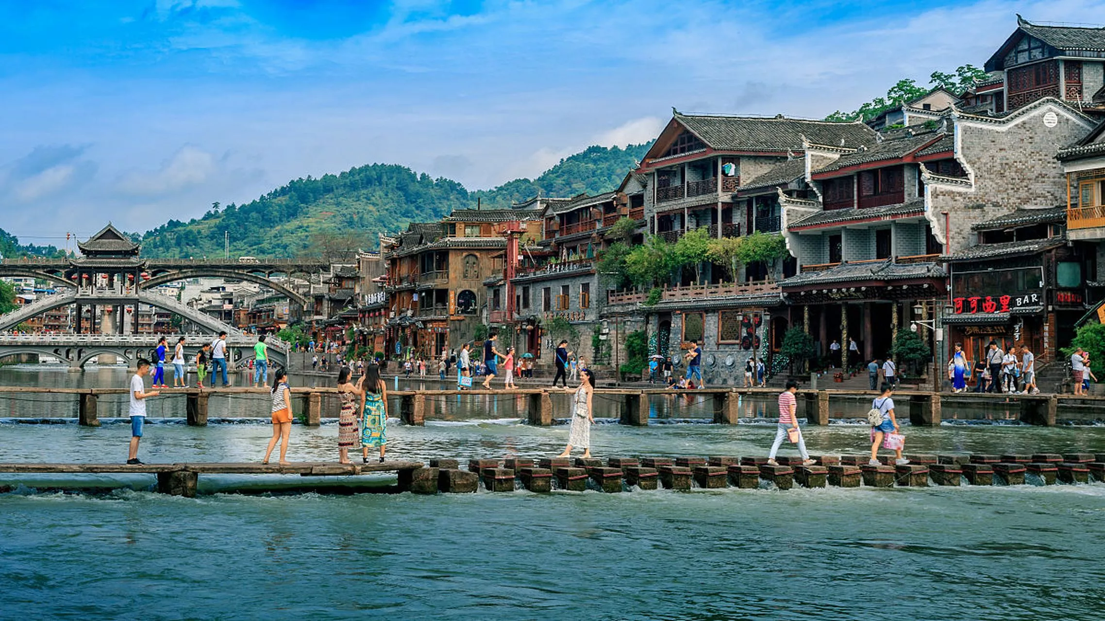 Jalan-jalan siang hari di tepi Sungai Tuojiang, Kota Tua Fenghuang