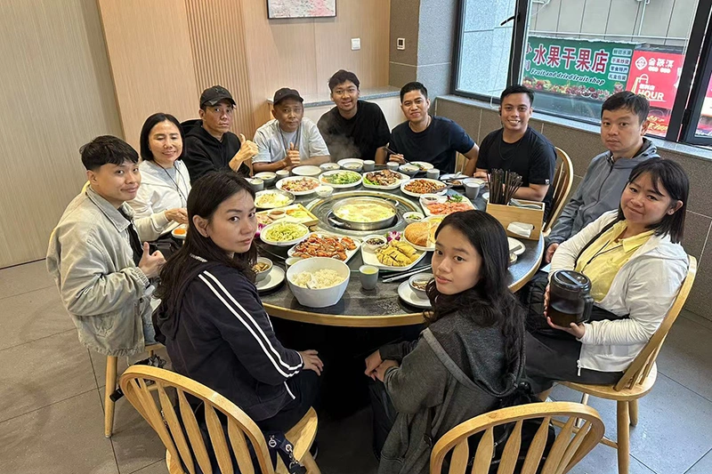 Makan malam hotpot halal bersama rombongan di Chongqing