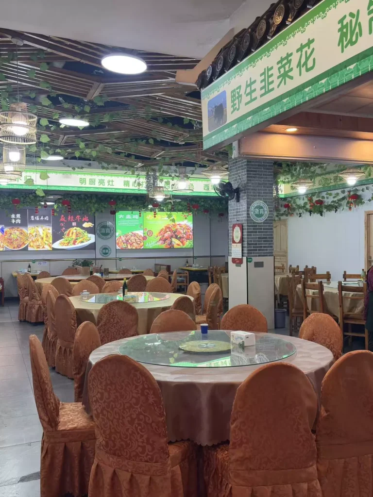 Area makan restoran halal di Zhangjiajie untuk keluarga dan rombongan Muslim