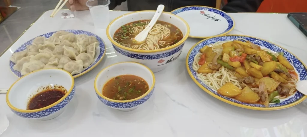 Restoran halal di Zhangjiajie yang menyajikan mi, pangsit, dan hidangan Muslim lainnya