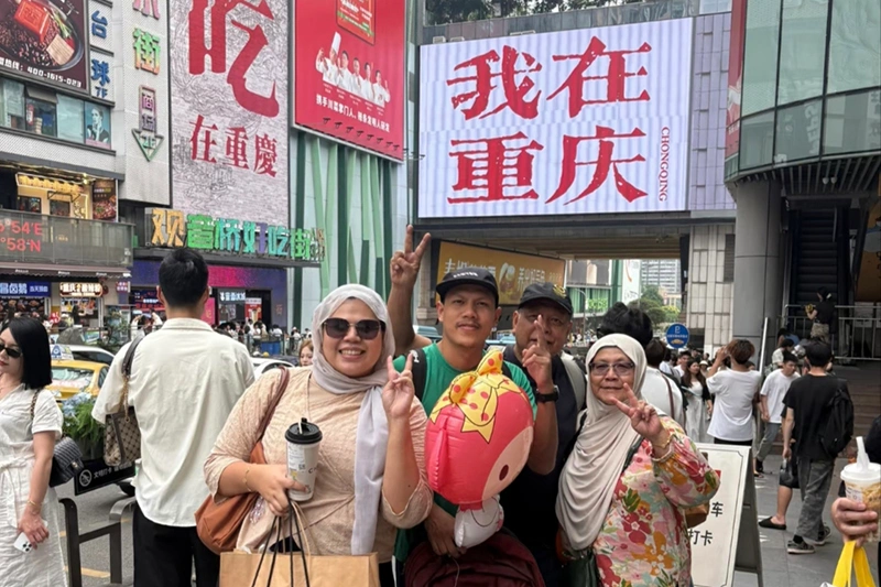Foto keluarga di Jiefangbei, Chongqing