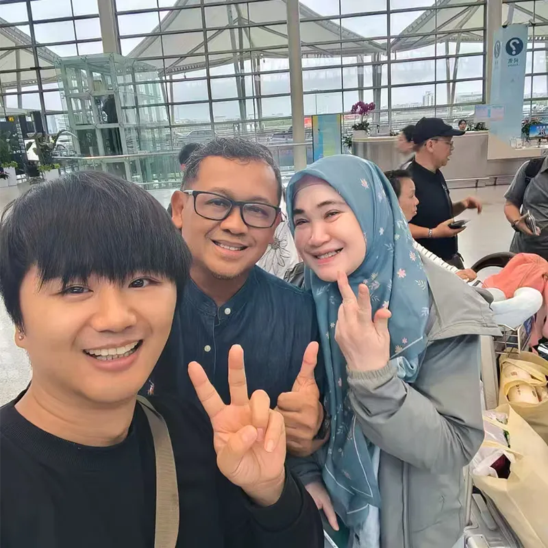 Siti Nurhaliza dan keluarga di bandara Chengdu