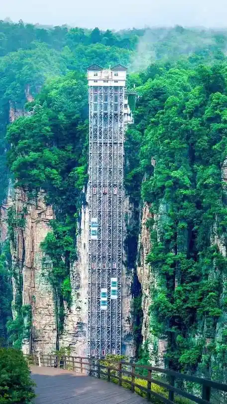 Jalur lift wisata di Taman Hutan Nasional Zhangjiajie dengan tebing-tebing berhutan