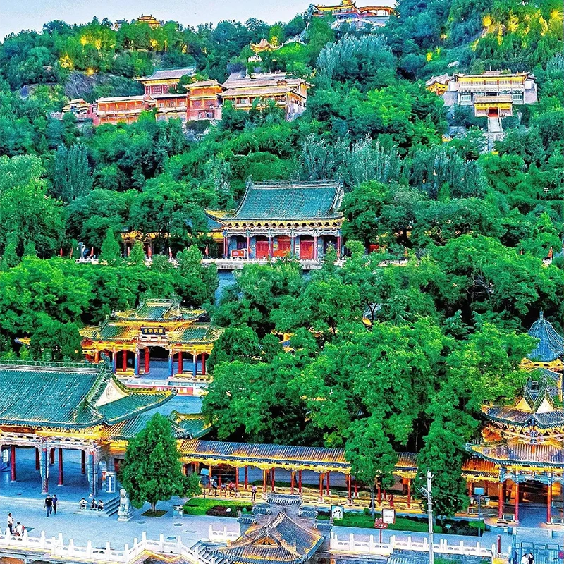 Paviliun-paviliun Taman Gunung Baita yang menghadap Sungai Kuning di Lanzhou