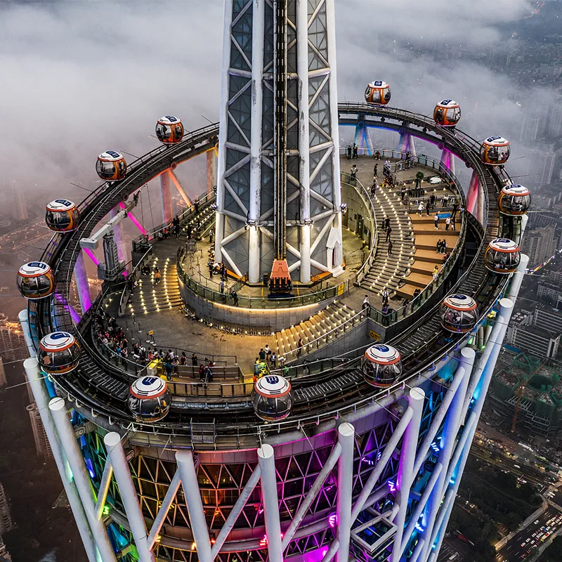 Canton Tower menyala di malam hari di atas Sungai Mutiara, Guangzhou