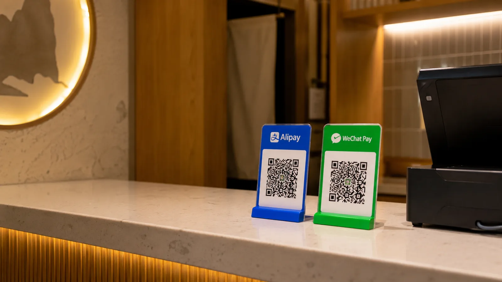 Papan pembayaran QR Alipay dan WeChat Pay di meja kasir restoran di China