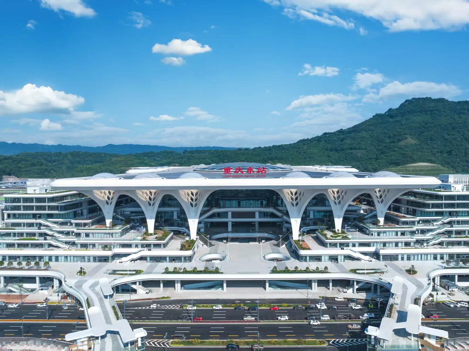Gedung Stasiun Kereta Chongqing East di hari cerah, titik keberangkatan kereta cepat menuju Zhangjiajie