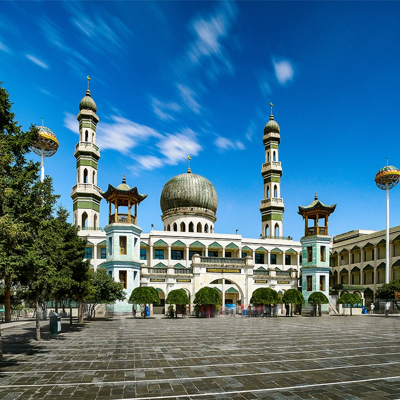 Masjid Agung Dongguan dengan kubah hijau dan menara di Xining