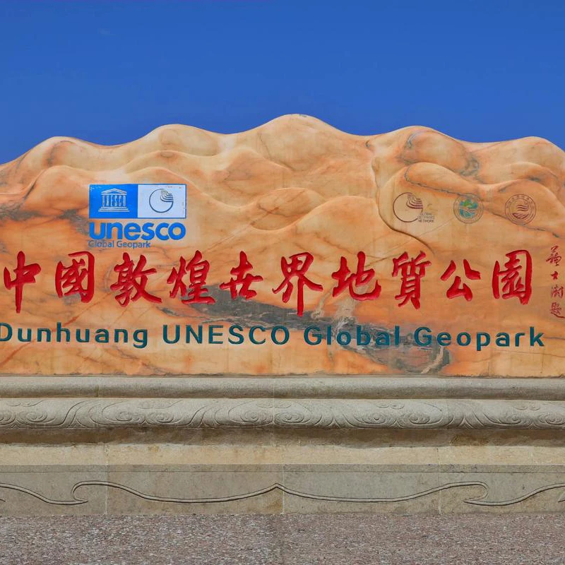 Formasi batuan hasil erosi angin di Taman Geologi Nasional Yardang Dunhuang