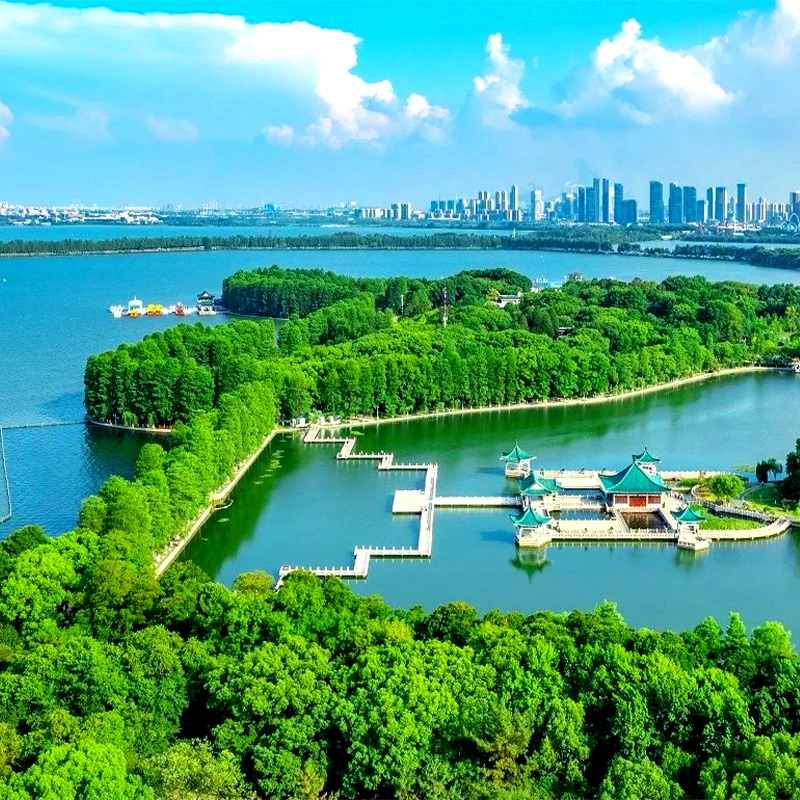 Jalur hijau tepi danau dan taman di Kawasan Wisata Danau Donghu, Wuhan