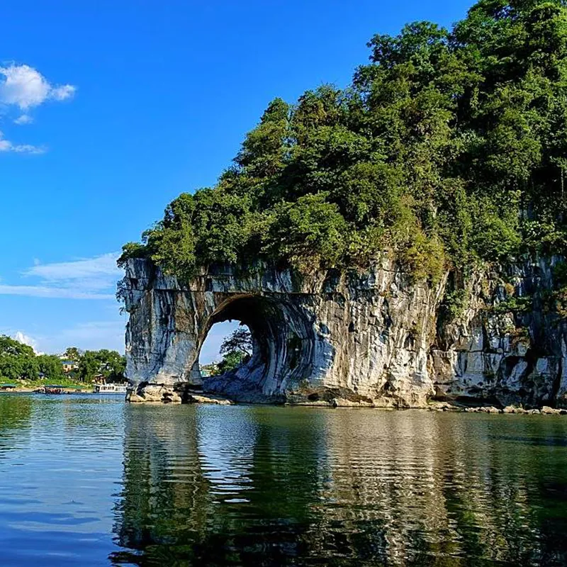 Bukit Belalai Gajah melengkung di atas Sungai Li di pusat Guilin