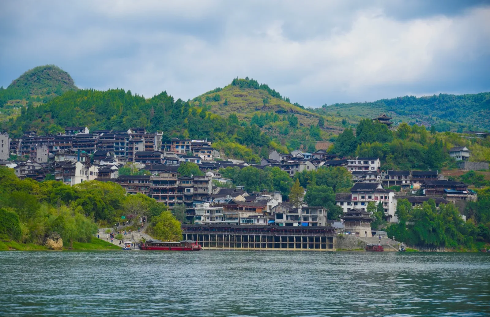 Furong Ancient Town dilihat dari permukaan sungai dengan perahu wisata di dermaga