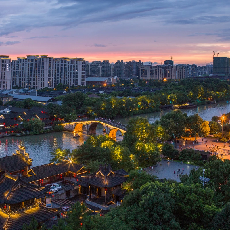 Jembatan Gongchen di Grand Canal, Hangzhou, pada malam hari