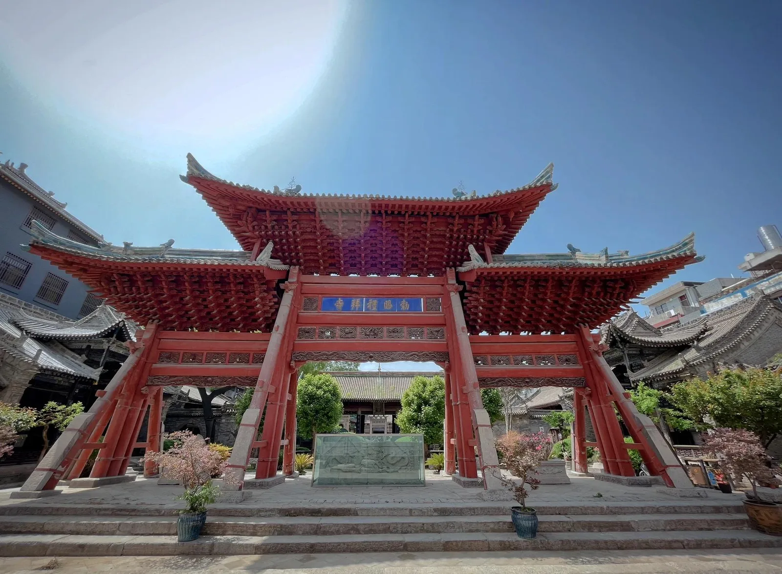 Gerbang pailou kayu merah di halaman bergaya China milik Masjid Agung Xi'an