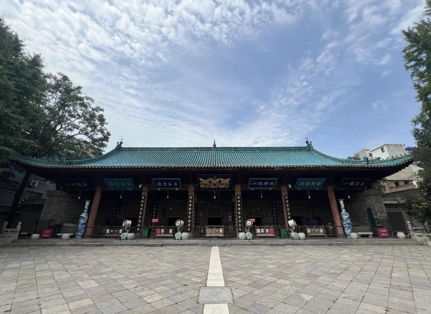 Ruang sholat Masjid Agung Xi'an dengan atap genteng pirus dan arsitektur pelataran khas Tiongkok