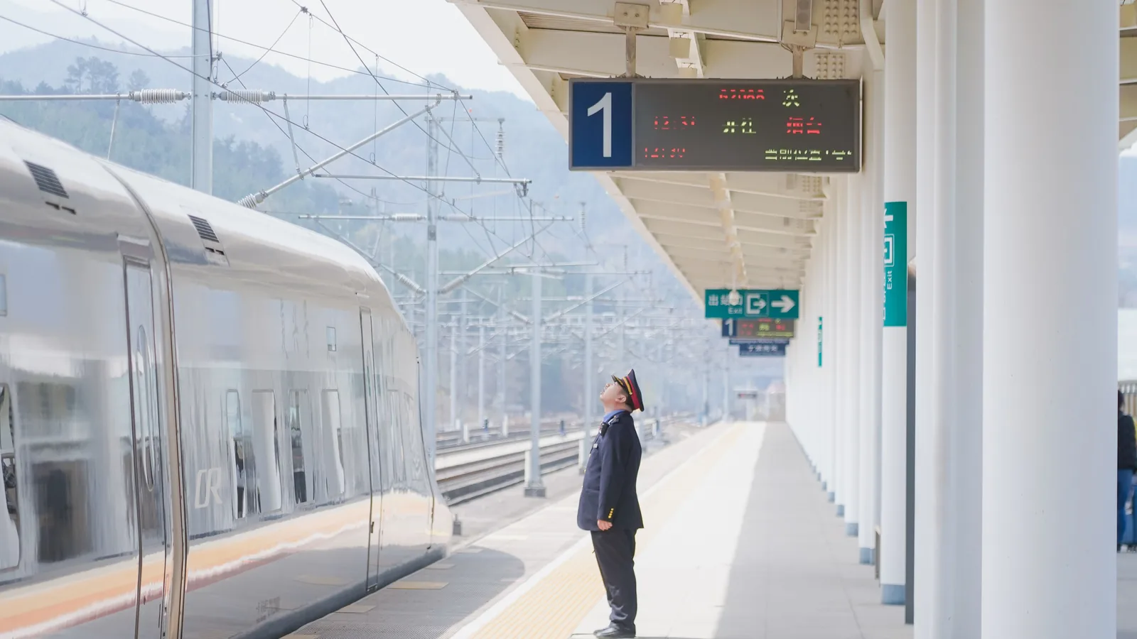 Perencanaan itinerary makanan halal khas China dengan stasiun kereta cepat China dan pengaturan waktu rute