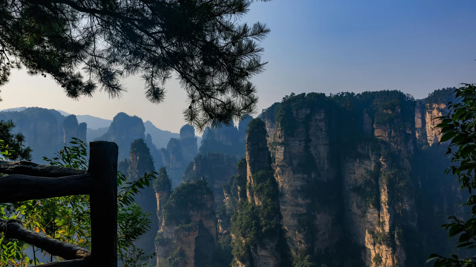 Perencanaan rute wisata makanan halal di China dengan lanskap pegunungan Zhangjiajie