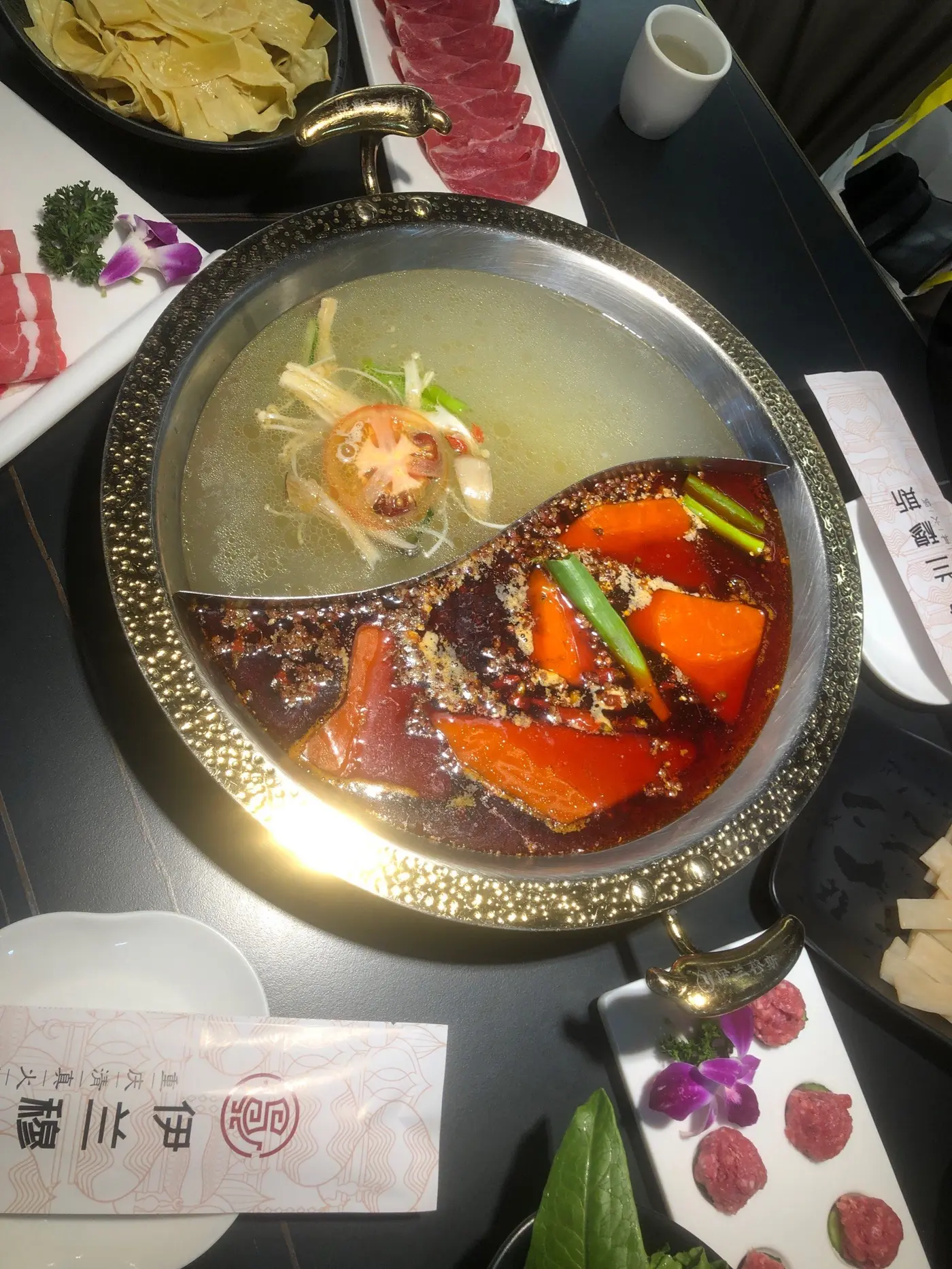 Hotpot halal dua kuah dengan kuah original dan pedas di sebuah restoran hotpot halal di Chongqing