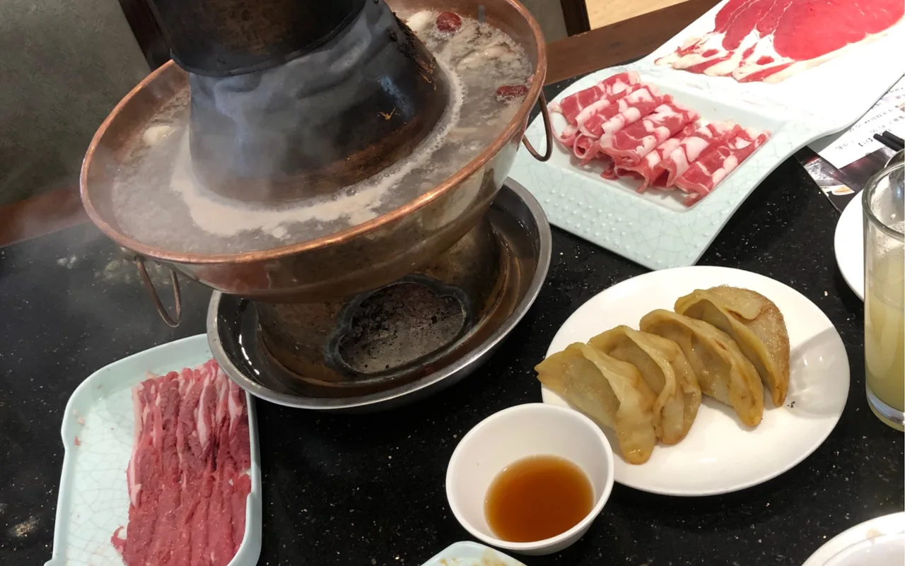 Hotpot kambing halal dalam panci tembaga arang dengan irisan daging kambing di Shanghai