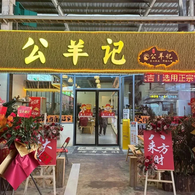 Gulai domba halal dengan sup kambing yang disajikan dalam pot tanah liat di Guilin
