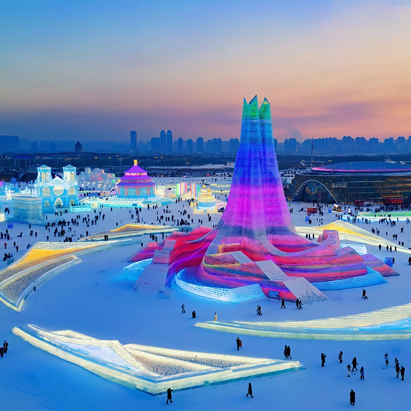 Istana es bercahaya di Harbin Ice and Snow World pada malam hari