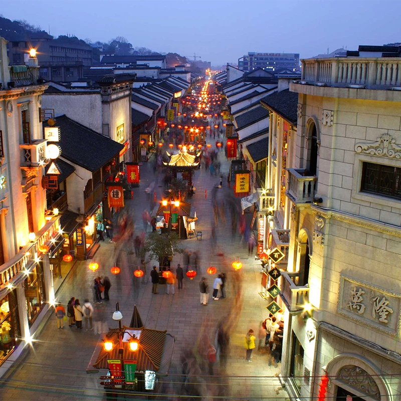Keramaian malam dan deretan toko lama di Hefang Street, Hangzhou