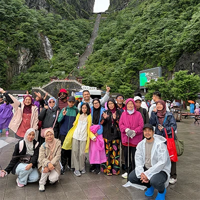 Fatimah, Amir, dan rombongan wisata Muslim mereka bersama di Zhangjiajie