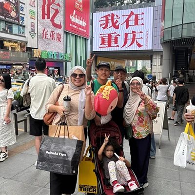 Nurul dan keluarga bersama saat perjalanan mereka di China