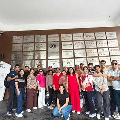 Aisha dan rekan-rekan seperjalanan berfoto bersama saat perjalanan mereka di China