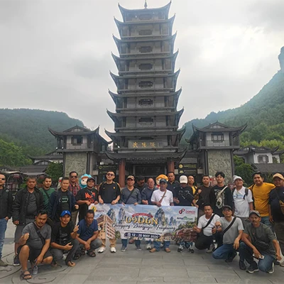 Ahmad dan rombongan berfoto di salah satu lokasi wisata di China