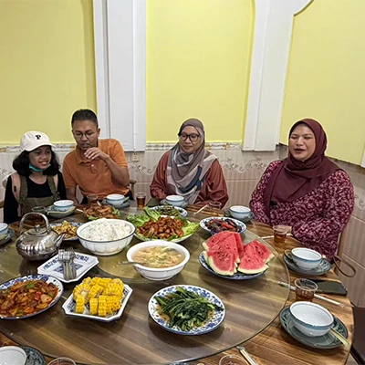 Yusuf dan keluarga berkumpul menikmati hidangan saat tour mereka di China