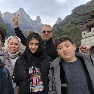 Siti Nurhaliza dan keluarga berswafoto di pegunungan saat perjalanan mereka di China
