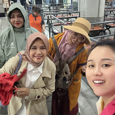 Amina binti Ahmad dan rekan-rekannya berswafoto saat perjalanan mereka di China