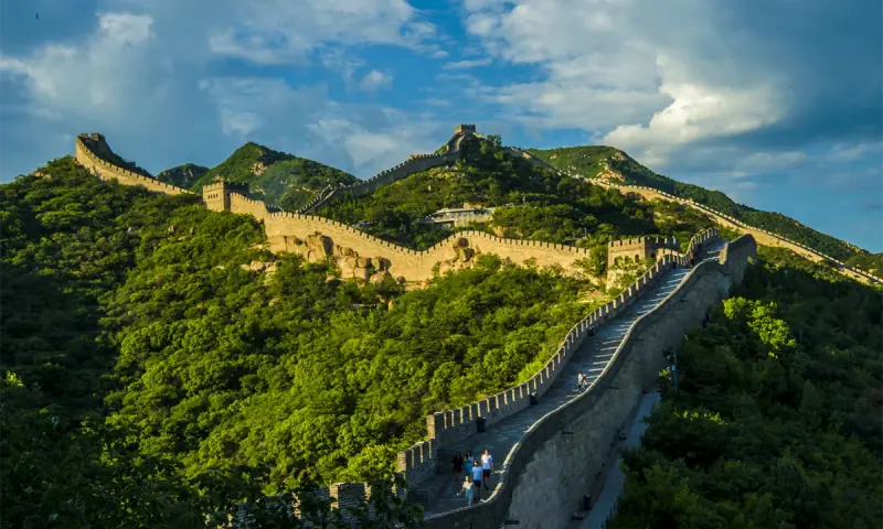 Tembok Besar China berkelok di pegunungan hijau dekat Beijing
