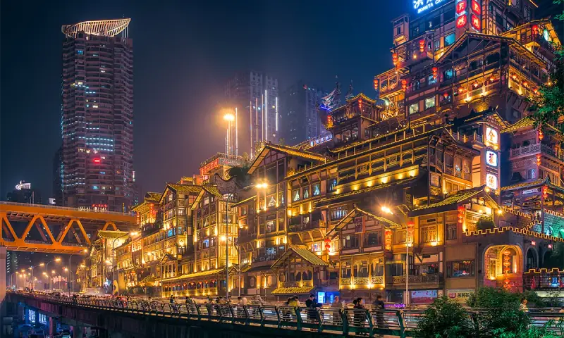 Bangunan tepi sungai yang bercahaya terang di Chongqing pada malam hari