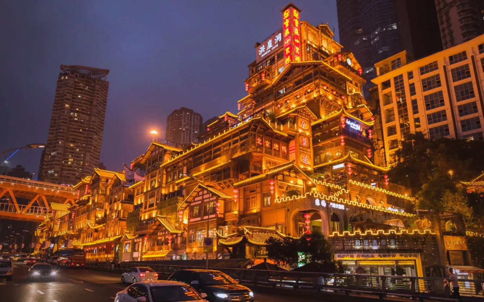Kompleks bangunan panggung Hongya Cave bermandikan lampu pada malam hari di Chongqing