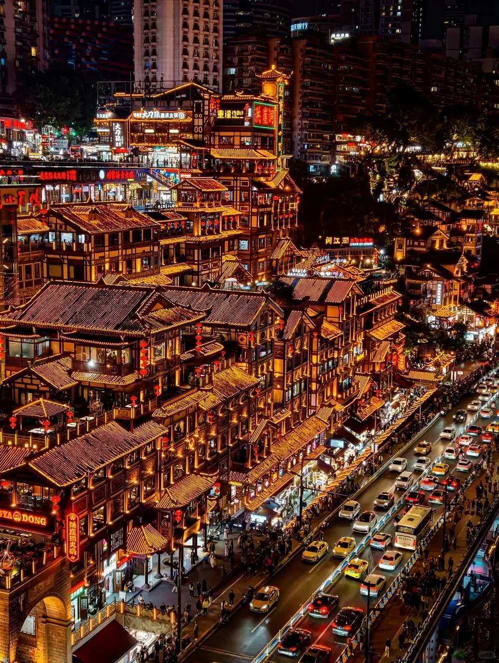 Bangunan panggung Hongyadong yang bermandikan cahaya pada malam hari di Chongqing