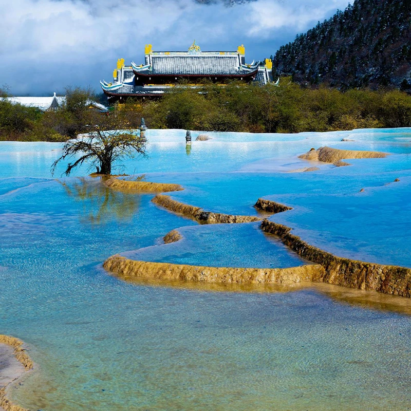 Kolam travertin bertingkat di Taman Nasional Huanglong dekat Jiuzhaigou