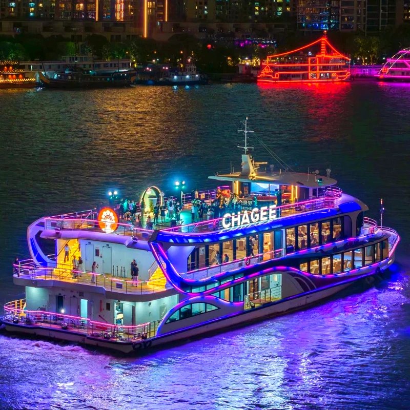 Pelayaran malam di Sungai Huangpu dengan skyline Shanghai yang bercahaya