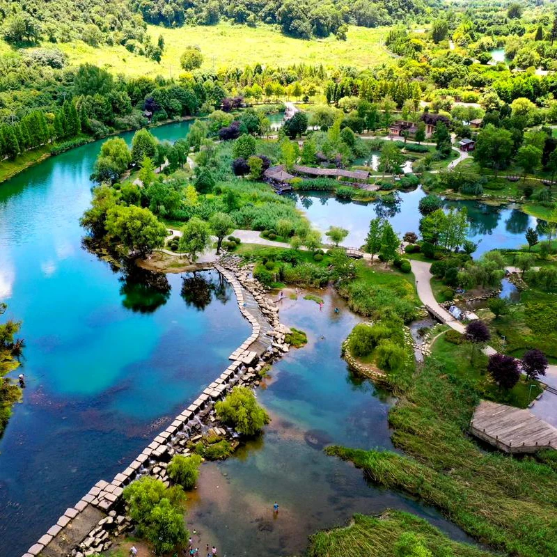 Jembatan kayu dan aliran air di Taman Lahan Basah Huaxi, Guiyang