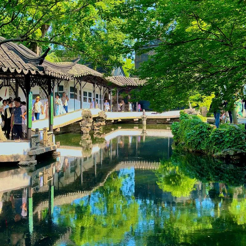 Kolam, paviliun, dan taman batu di Taman Zhuozheng, Suzhou