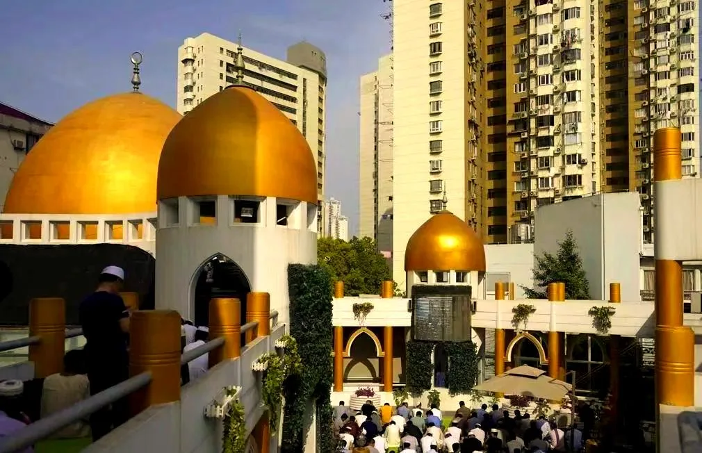 Kubah emas Masjid Huxi dengan jamaah berkumpul di pelataran, Distrik Putuo, Shanghai