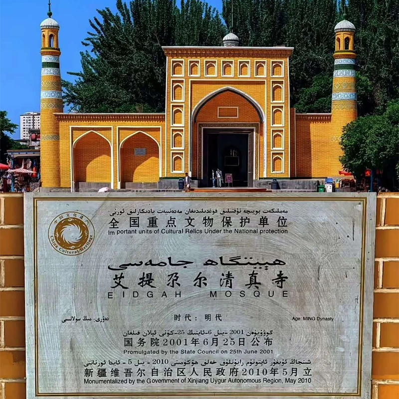 Masjid Id Kah dan alun-alunnya di pusat Kashgar