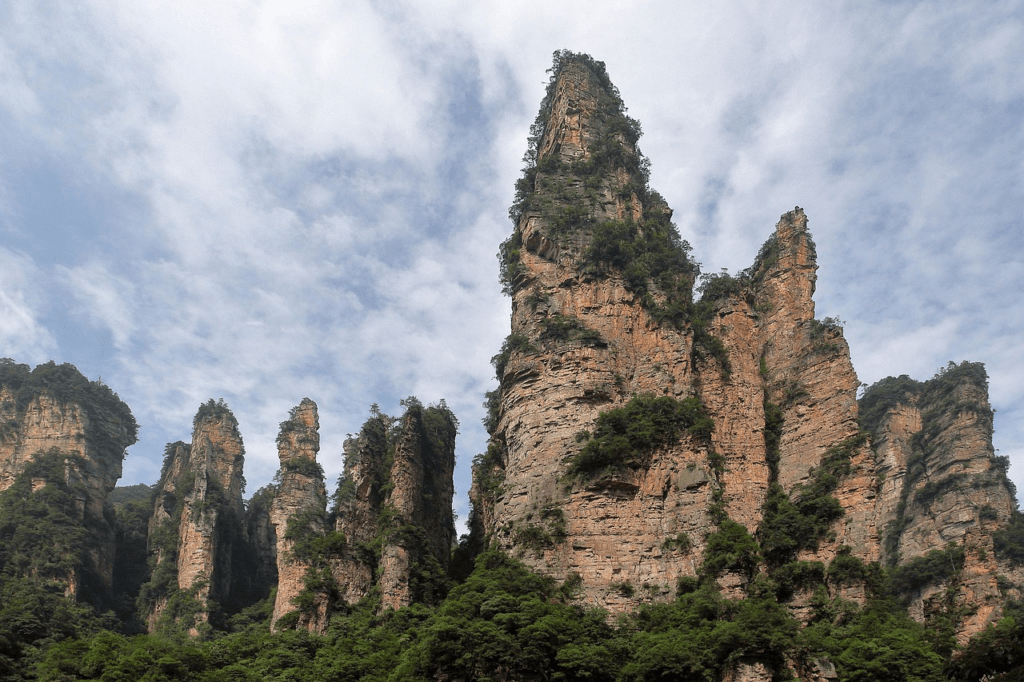Puncak-puncak pilar batu pasir Taman Hutan Nasional Zhangjiajie di bawah langit biru, China