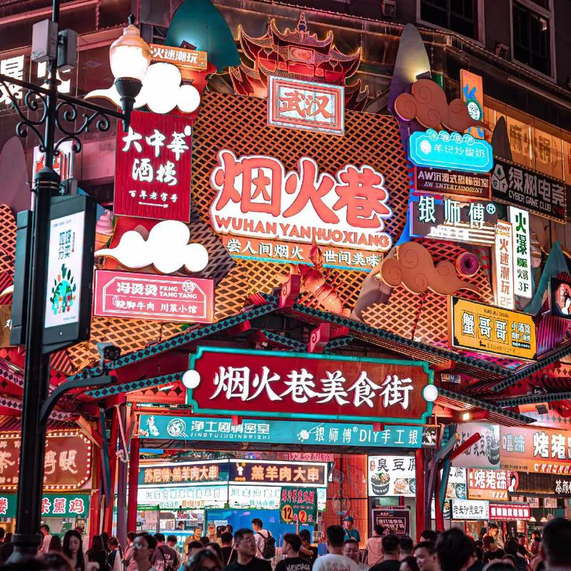 Bangunan bersejarah dan keramaian pembelanja di kawasan pejalan kaki Jianghan Road, Wuhan