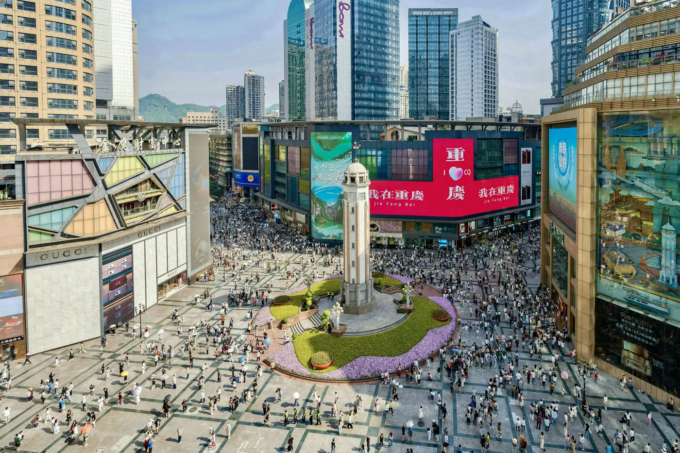 Alun-alun Jiefangbei dan Monumen Pembebasan Rakyat dikelilingi mal di Distrik Yuzhong, Chongqing
